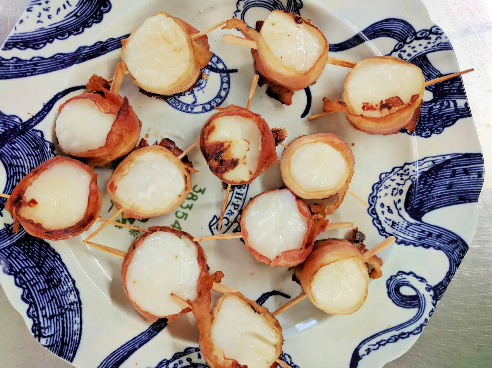 https://lobsteranywhere.com/wp-content/uploads/2022/11/how-to-make-scallops-and-bacon.jpg